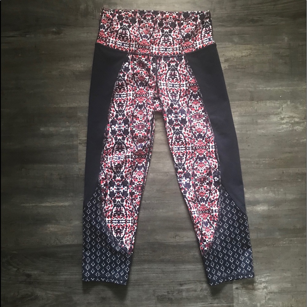Athleta Salutation Capri Leggings Navy Floral